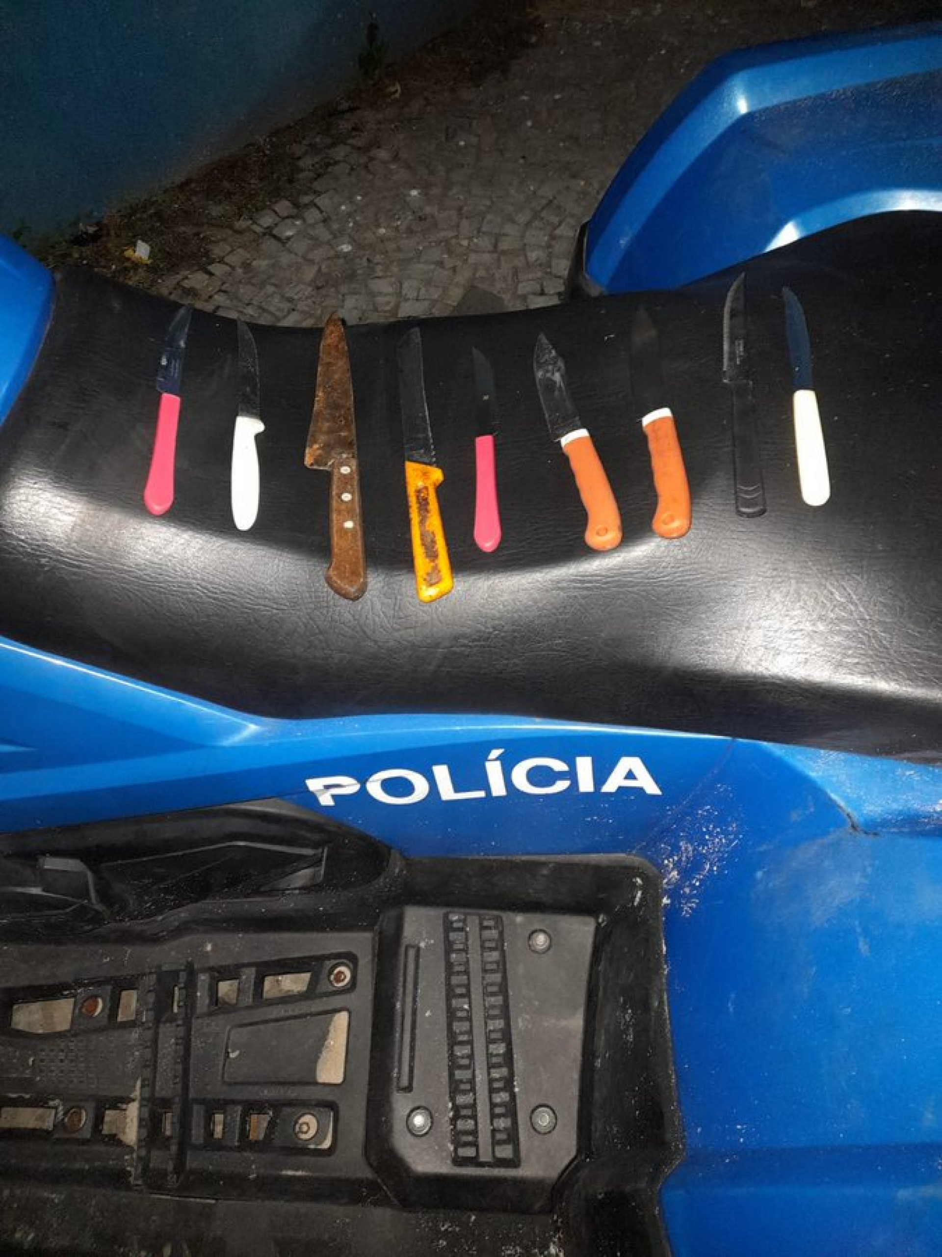 Policiais da equipe de quadriculo apreenderam facas na Praia de Copacabana 