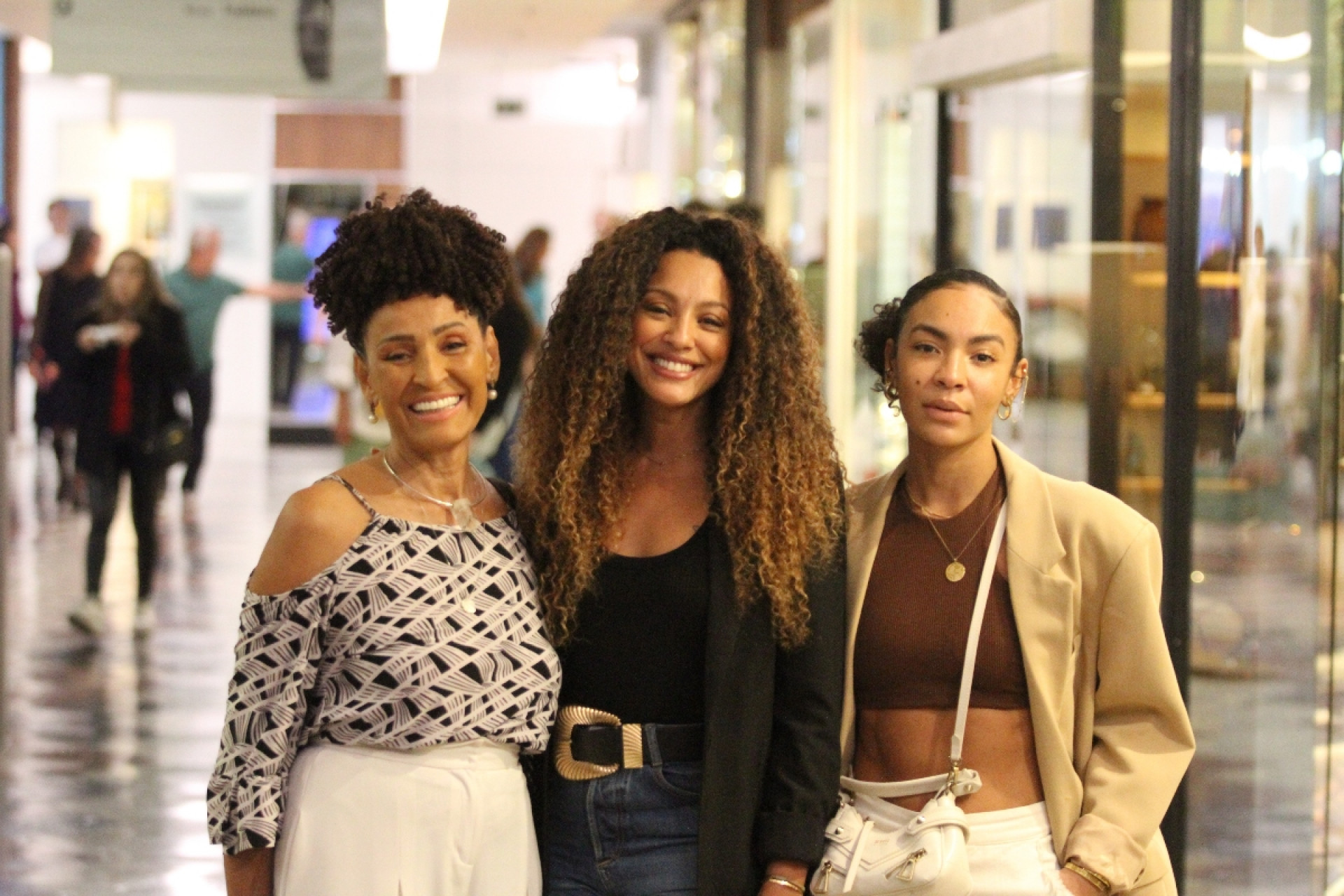 Sheron Menezzes passeia em shopping do Rio com a mãe e a irmã - Adão/Ag. News