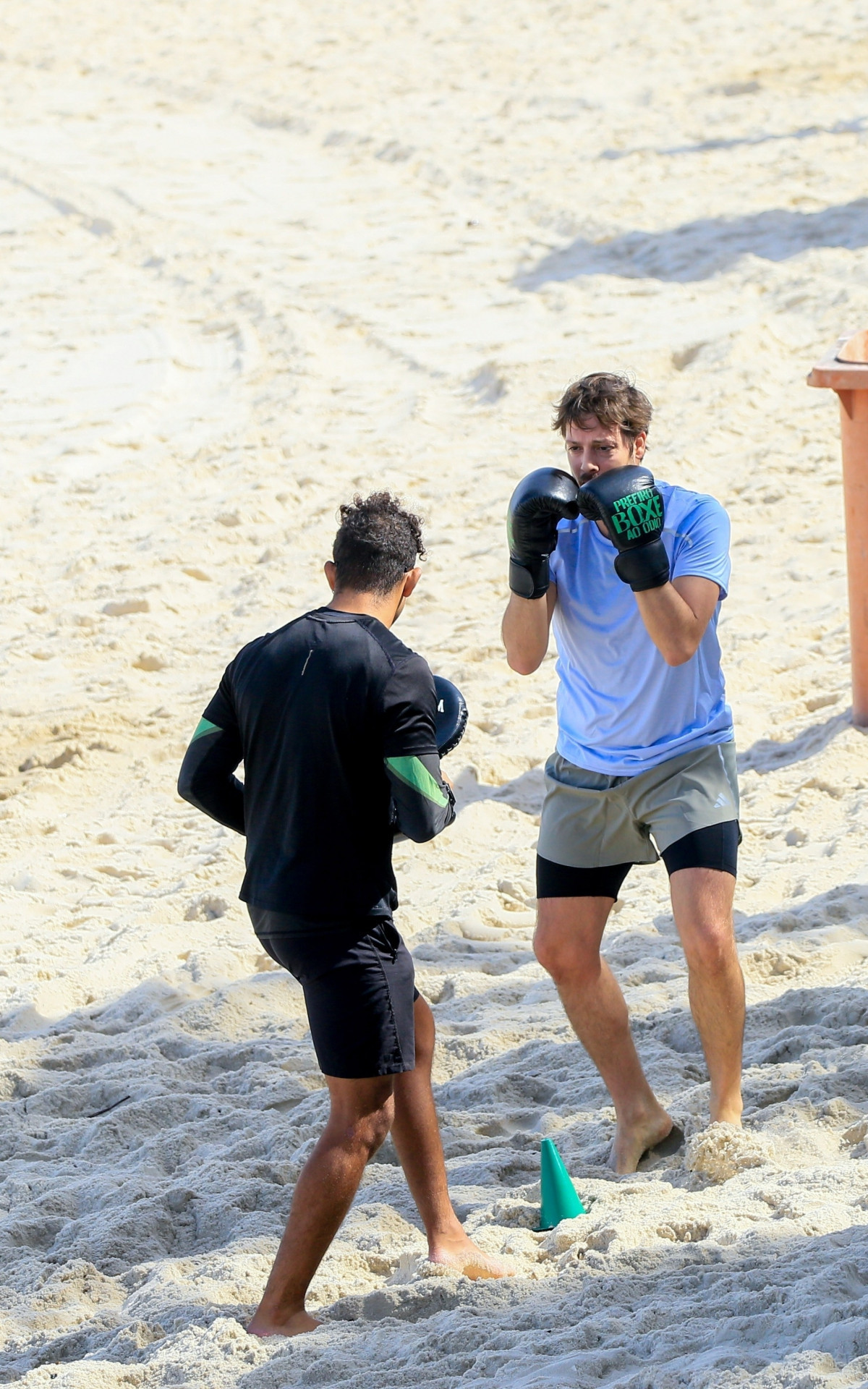 Fábio Porchat praticou boxe na praia de Ipanema, nesta segunda-feira