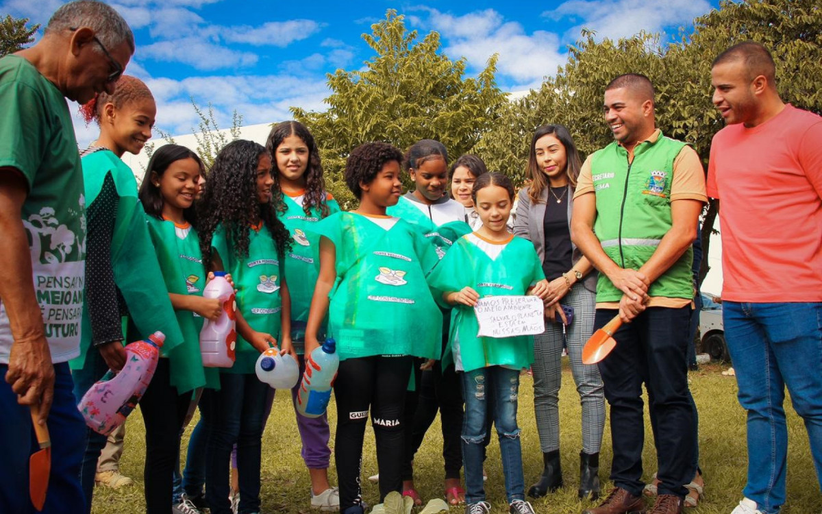 Igo Menezes (D) conversou com os alunos e mostrou a import&acirc;ncia do projeto Horta Educacional