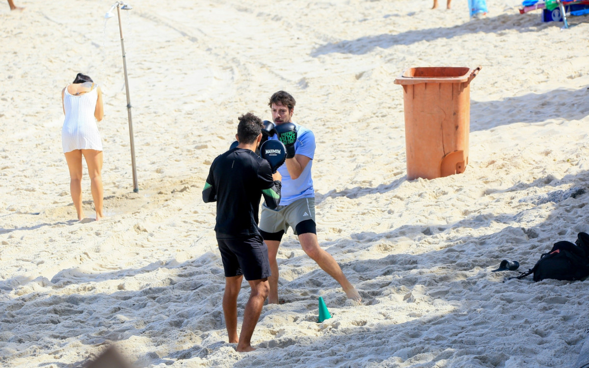 Fábio Porchat praticou boxe na praia de Ipanema, nesta segunda-feira