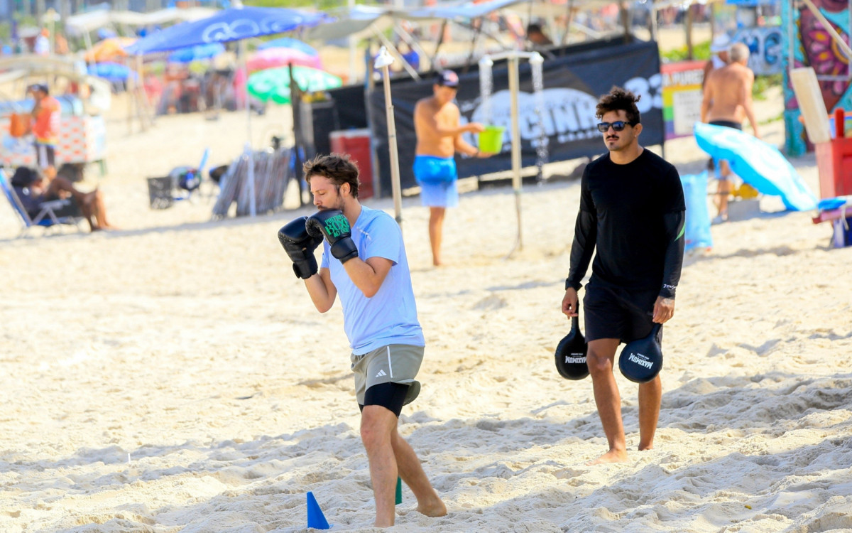 Fábio Porchat praticou boxe na praia de Ipanema, nesta segunda-feira