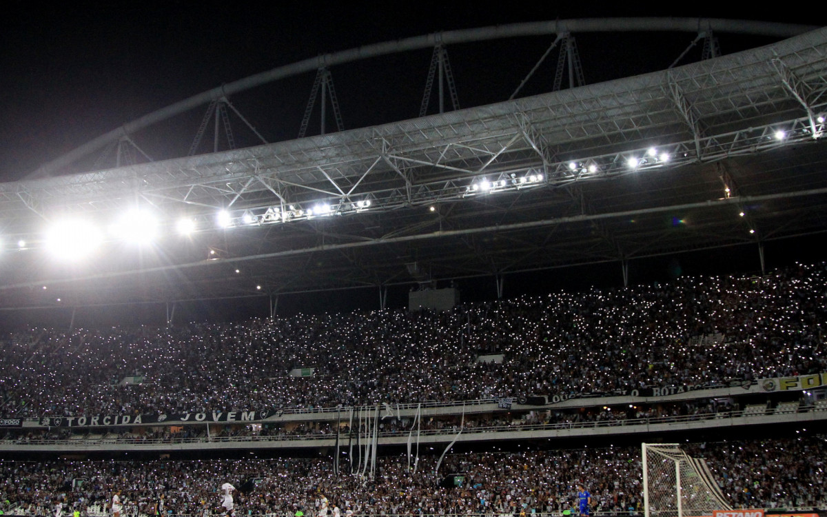 Est&aacute;dio Nilton Santos deixou Botafogo imbat&iacute;vel nos primeiros jogos com grama sint&eacute;tica