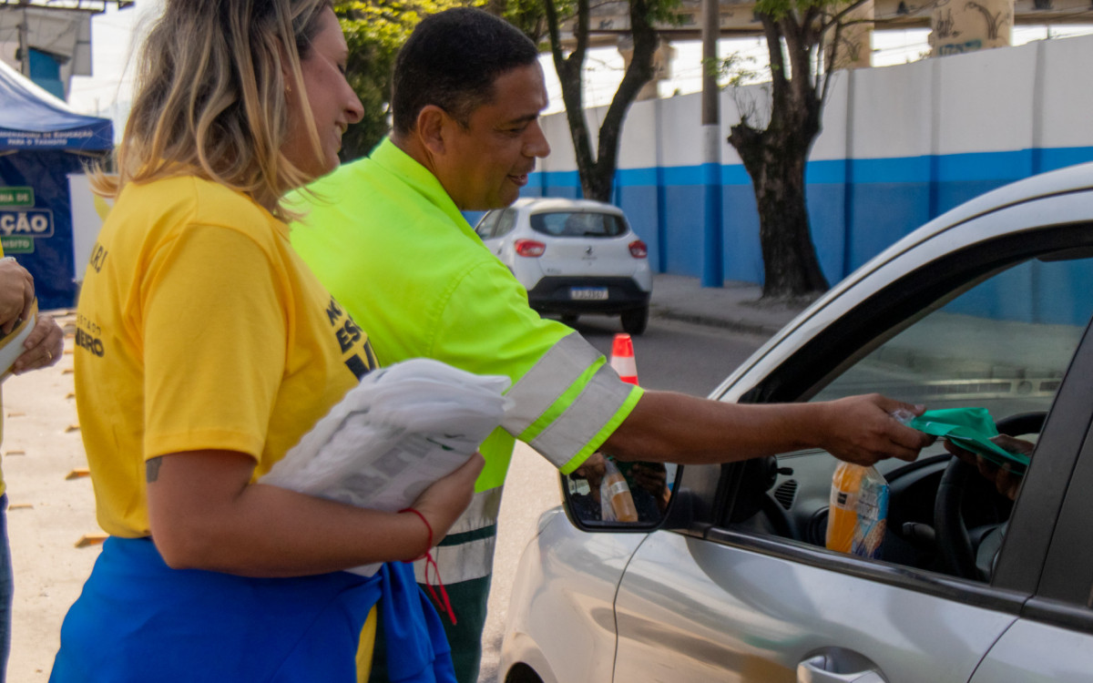Agentes de trânsito de Nilópolis e integrantes da Coordenadoria do Detran distribuíram cartilhas educativas aos motoristas e motociclistas