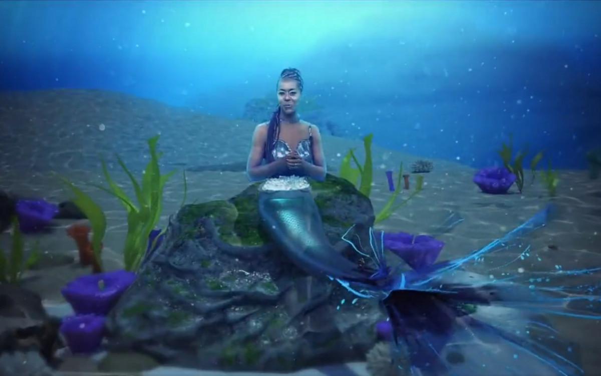 Maju se caracteriza de sereia para reportagem do 'Fantástico'