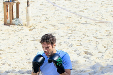 Fábio Porchat pratica boxe na praia de Ipanema após declarações polêmicas