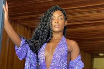 De maiô cavado, Erika Januza exibe as curvas e recebe elogios 