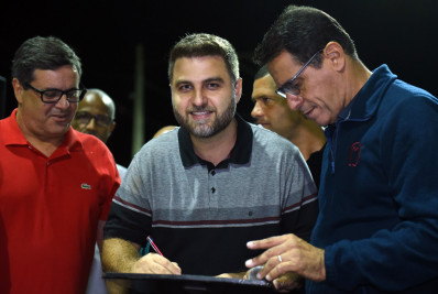 Prefeito inaugura Espaço de Convivência, anuncia UBS e diz que é motivado pela felicidade do povo