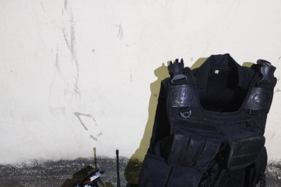 Homem é preso com arma e aparelho celular em Meriti