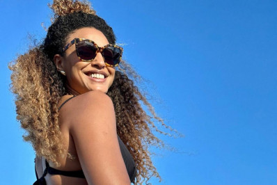 De biquíni, Sheron Menezzes curte dia de praia e renova o bronzeado