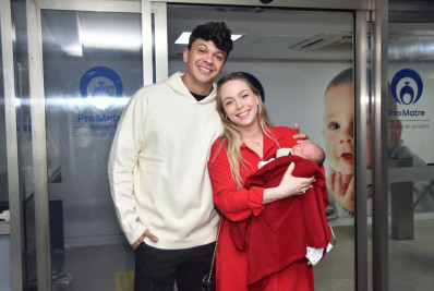 Tata Estaniecki e Julio Cocielo deixam maternidade com o filho recém-nascido