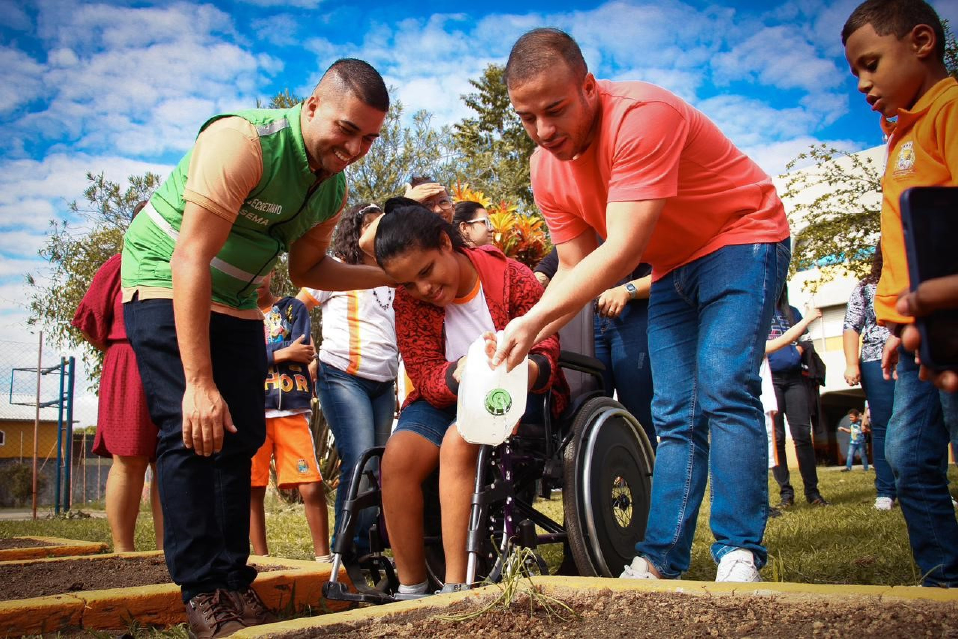 O projeto Horta Educacional &eacute; inclusivo e conta com a participa&ccedil;&atilde;o de todos os alunos - Kristian Amarante / PMBR