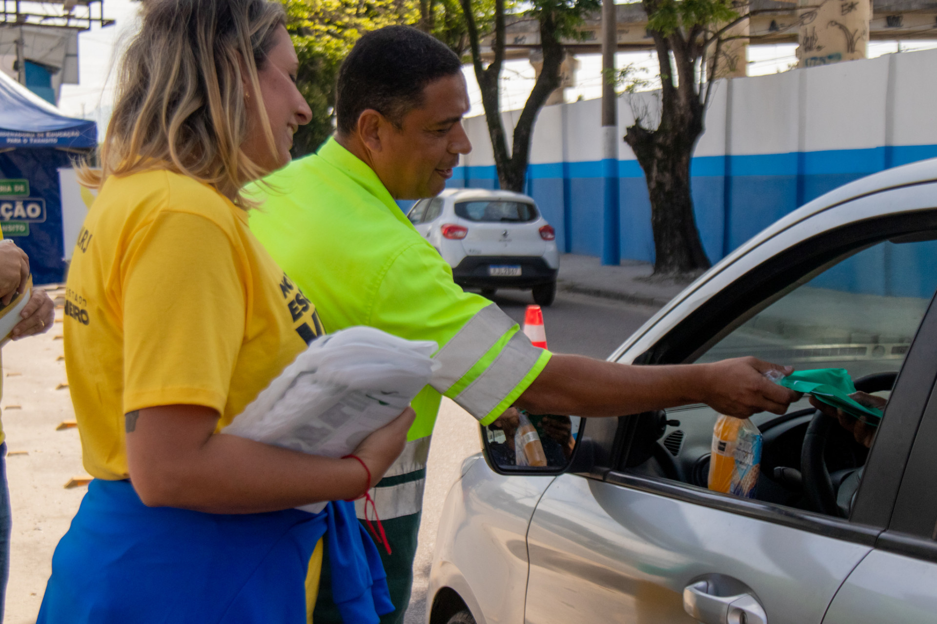 Agentes de trânsito de Nilópolis e integrantes da Coordenadoria do Detran distribuíram cartilhas educativas aos motoristas e motociclistas - Felipe Soares / PMN