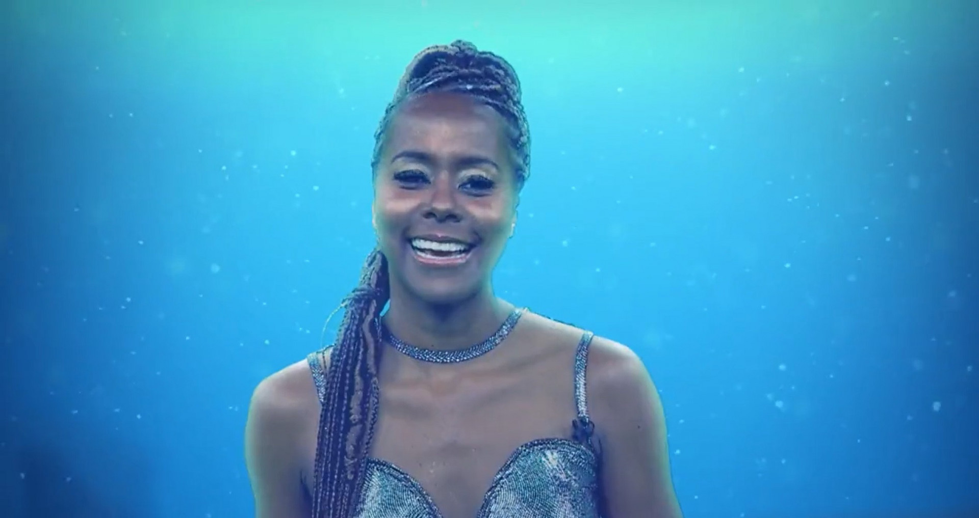 Maju se caracteriza de sereia para reportagem do 'Fantástico' - Reprodução de vídeo