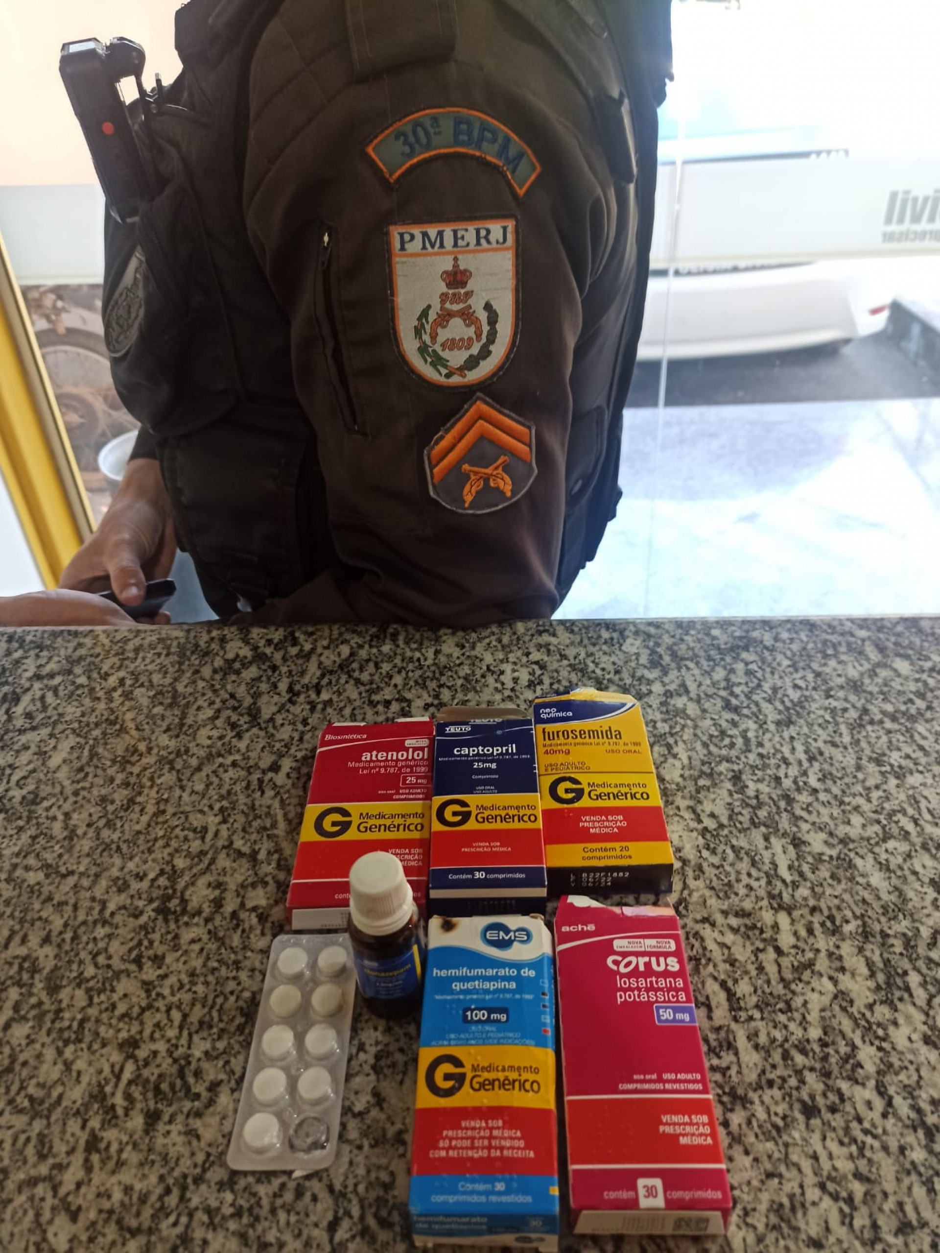 Medicamentos regulados apreendidos com mulher acusada de aplicar o golpe do 