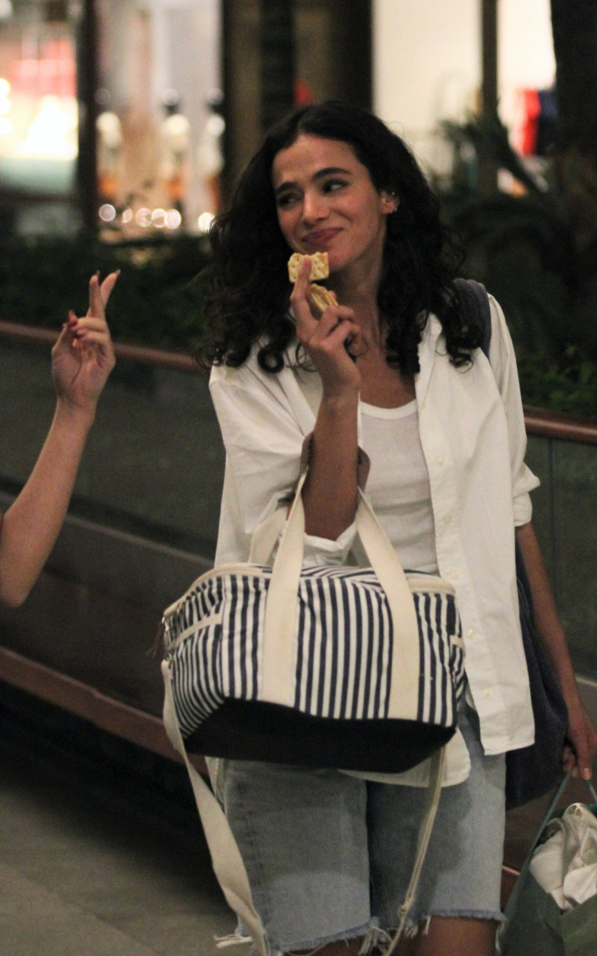 Bruna Marquezine foi vista, nesta terça-feira, após finalizar gravações em um shopping do Rio