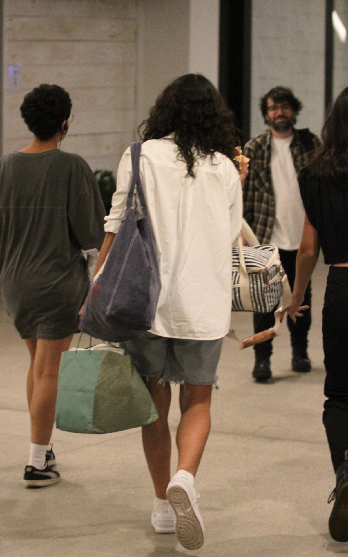 Bruna Marquezine deixou o local vestindo um look confortável enquanto lanchava