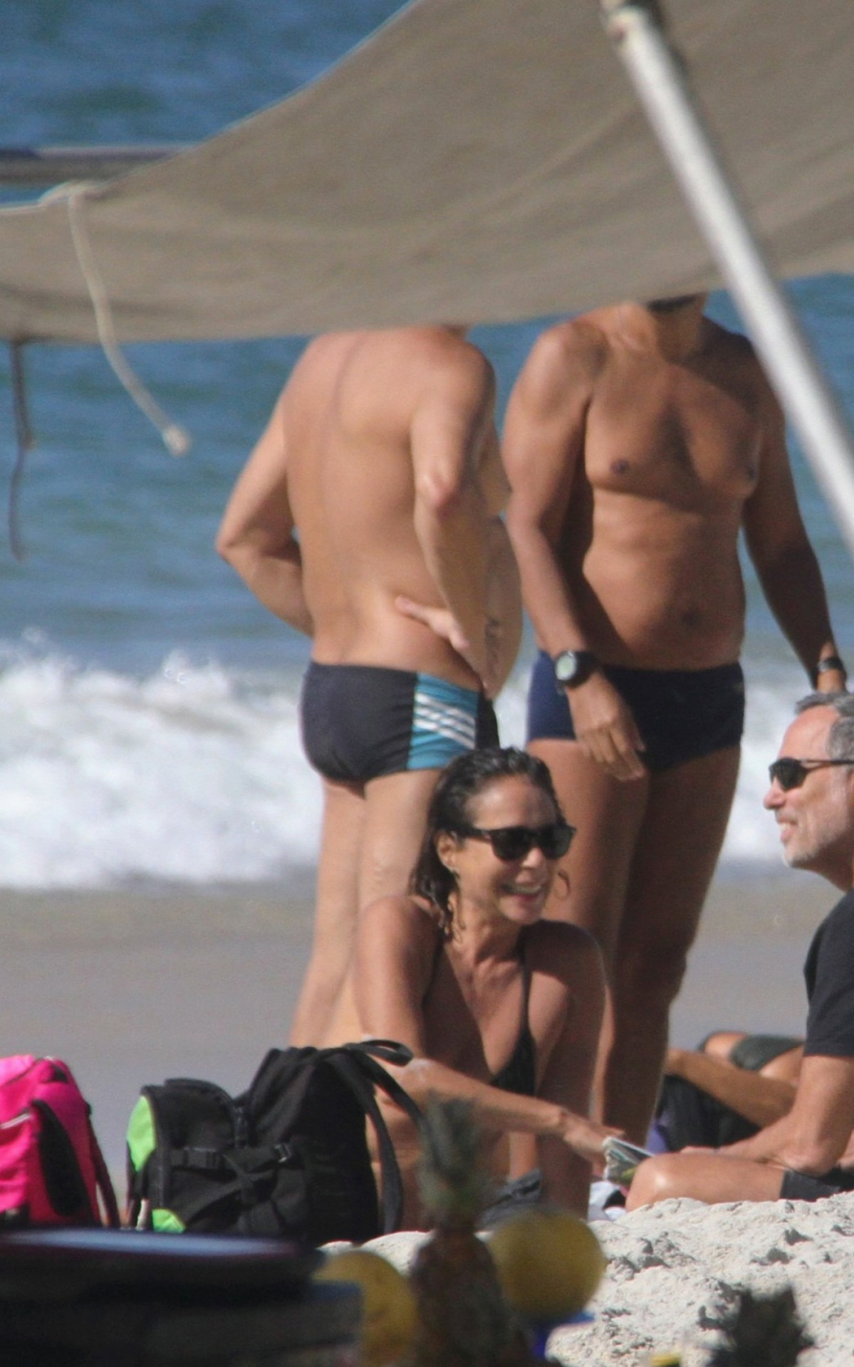 Andréa Beltrão e Maurício Farias são clicados em praia do Rio