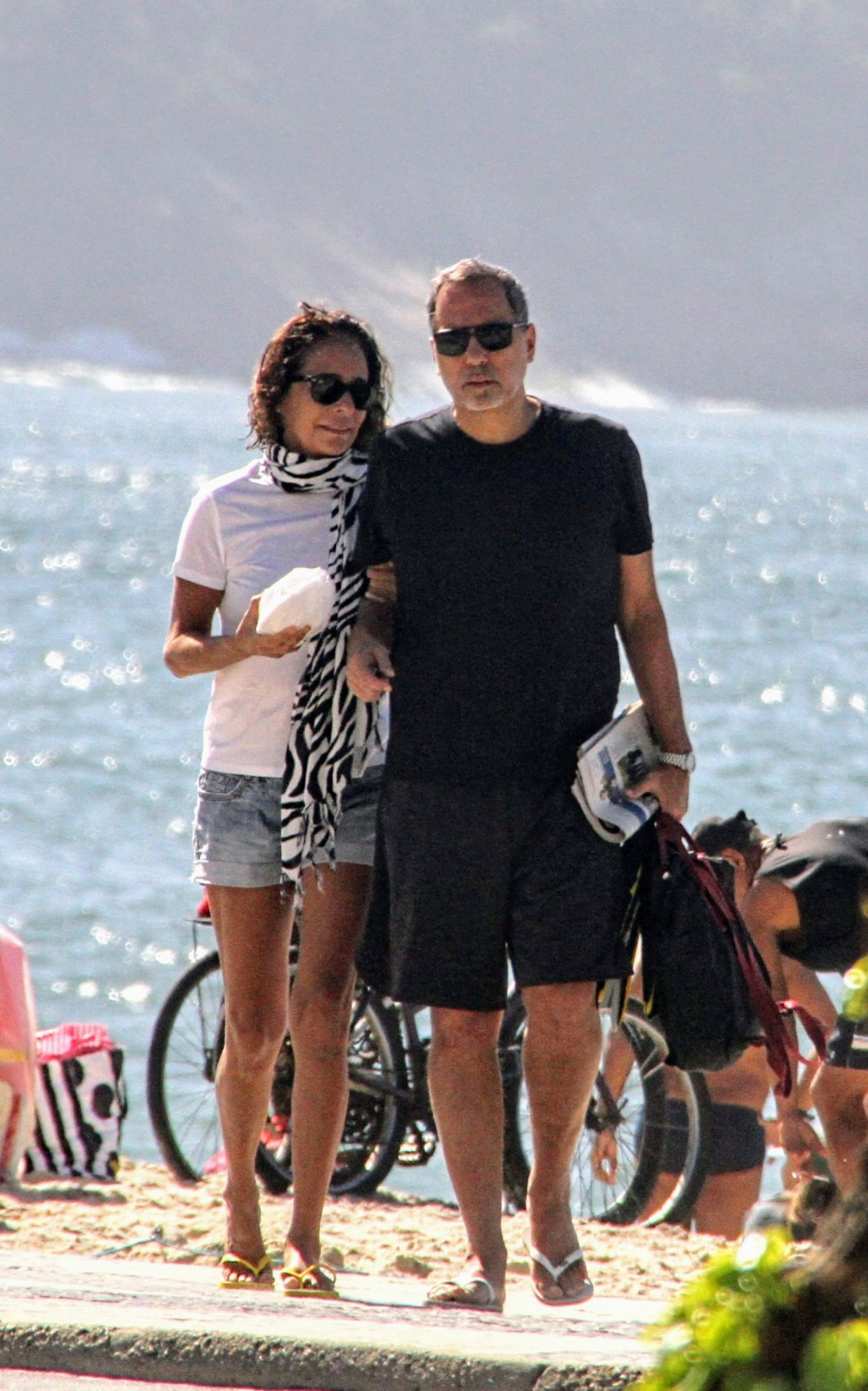 Andréa Beltrão e Maurício Farias são clicados em praia do Rio