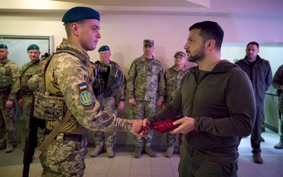 Zelensky visita a frente de batalha no leste da Ucrânia - AFP