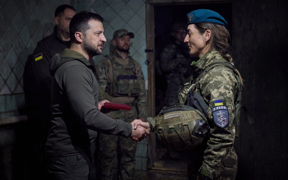 Zelensky visita a frente de batalha no leste da Ucrânia - AFP