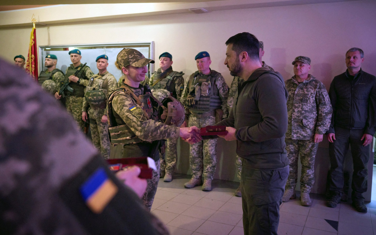 Zelensky visita a frente de batalha no leste da Ucrânia - AFP