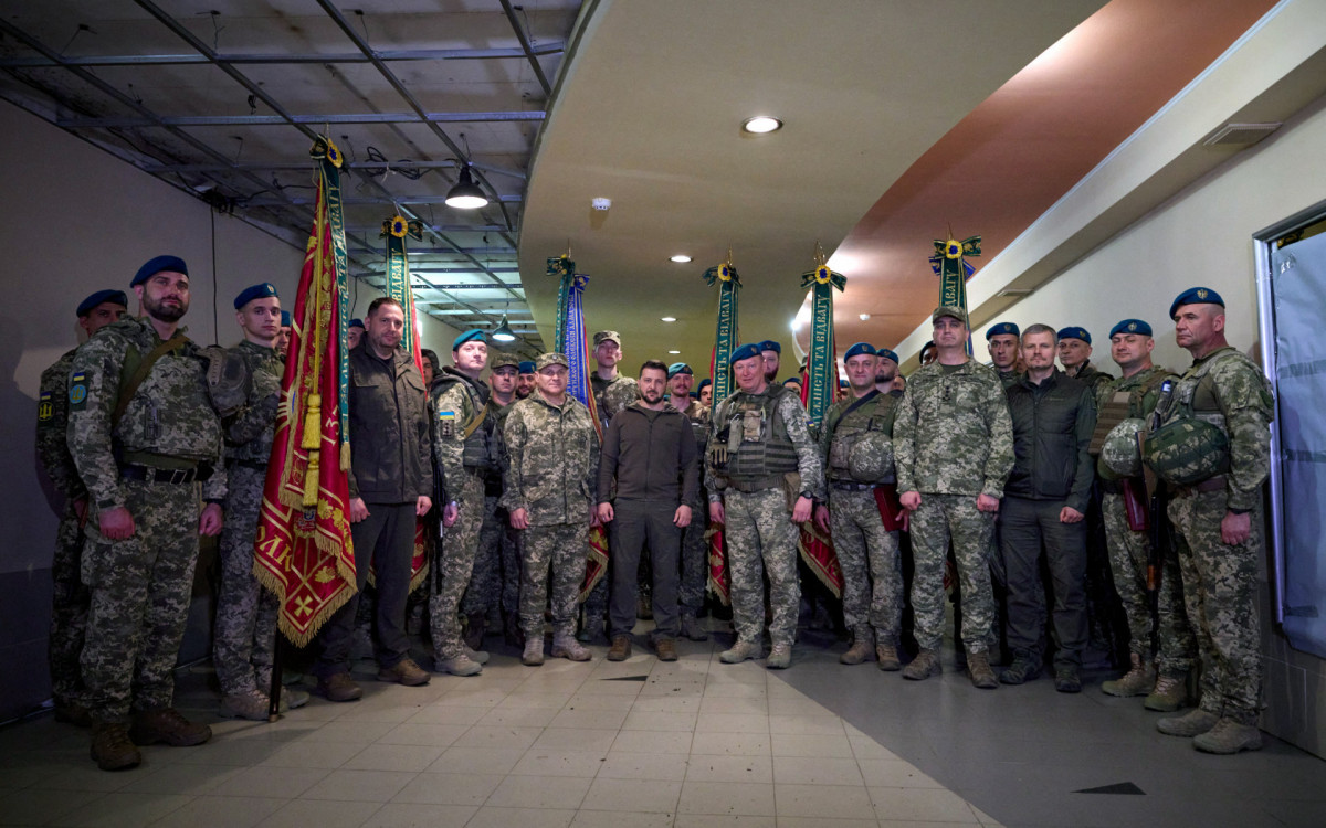 Zelensky visita a frente de batalha no leste da Ucrânia - AFP