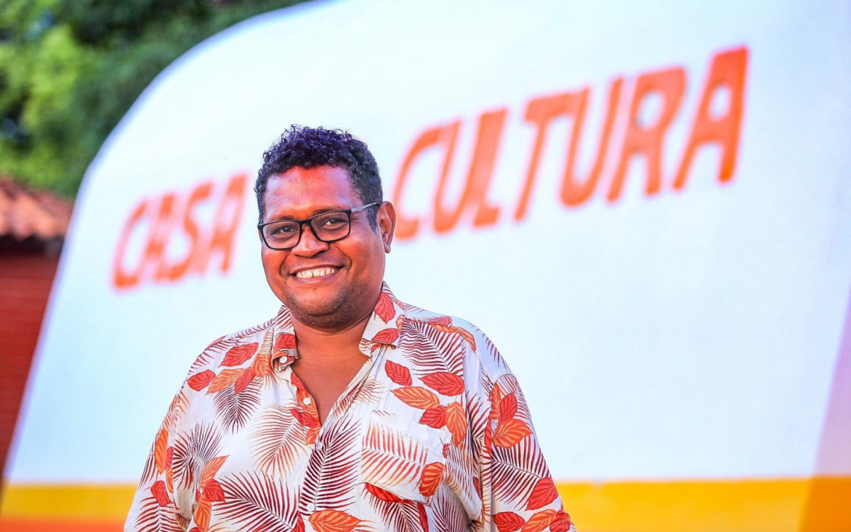 O ator, escritor e poeta do bairro de Areia Branca, M&aacute;rcio Rufino,  ficou animado pela interven&ccedil;&atilde;o cultural