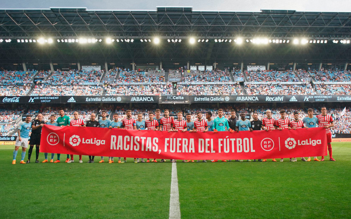 Jogadores de Celta e Girona estenderam a faixa com a frase 'Racistas, fora do futebol' antes da bola rolar no Estádio Abanca Balaídos   