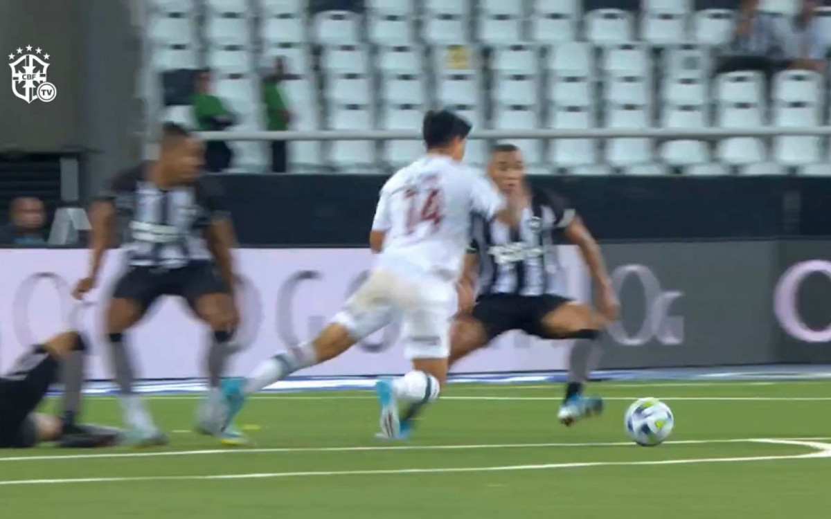 Momento em que Cano, do Fluminense, simula p&ecirc;nalti no cl&aacute;ssico com o Botafogo