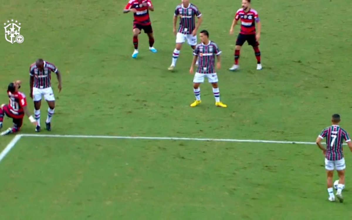 Momento em que Gabigol, do Flamengo, simula ter sofrido agress&atilde;o de Manoel no jogo contra o Fluminense