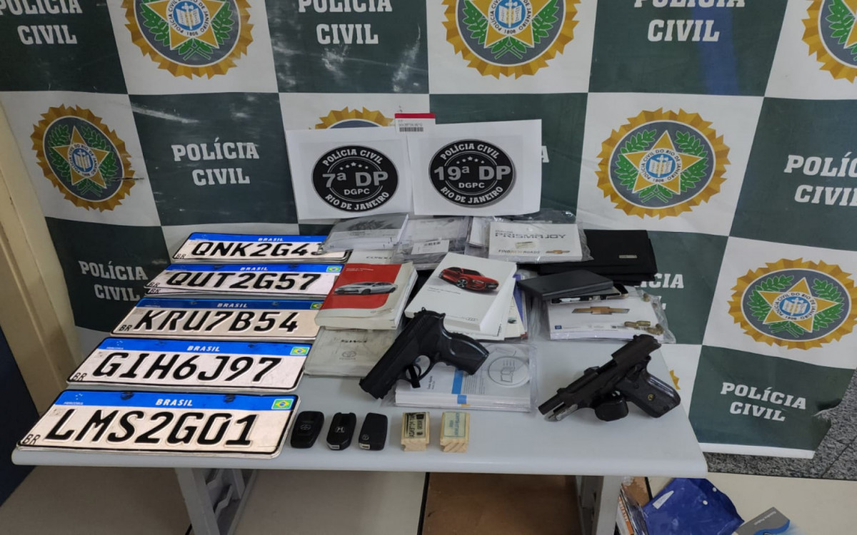 Dois carros foram apreendidos, além de diversas placas de veículos automotores, e materiais utilizados para clonagem - Divulgação