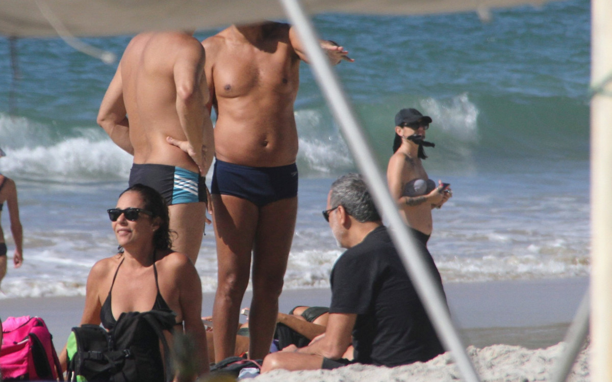 Andréa Beltrão e Maurício Farias são clicados em praia do Rio