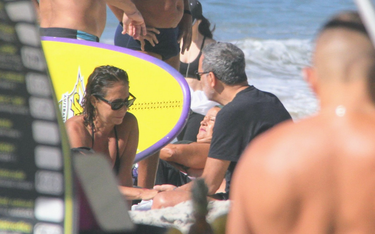 Andréa Beltrão e Maurício Farias são clicados em praia do Rio