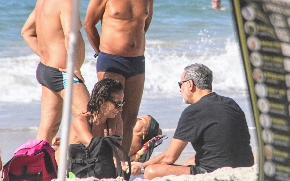 Andréa Beltrão e Maurício Farias são clicados em praia do Rio