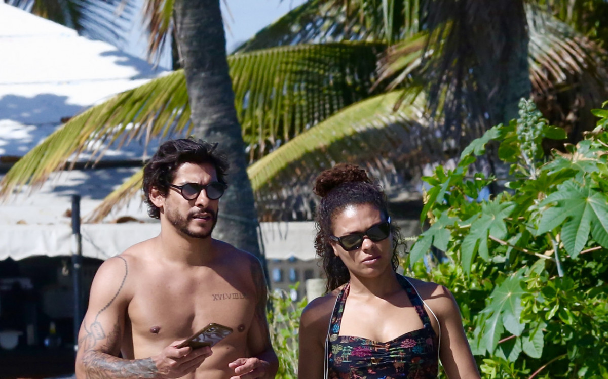 Lidi Lisboa e o namorado Shia em praia no Rio de Janeiro