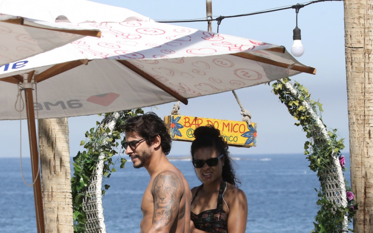 Lidi Lisboa e o namorado Shia em praia no Rio de Janeiro