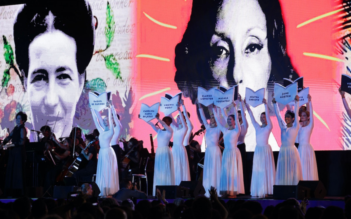 Apresenta&ccedil;&atilde;o art&iacute;stica durante a 5&ordf; edi&ccedil;&atilde;o do Festival do Leitor, com proje&ccedil;&atilde;o de fotos de Simone de Beauvoir e Clarice Lispector