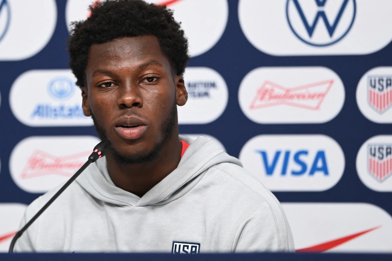 Jogador do Valencia sai em defesa de Vini Jr após caso de racismo