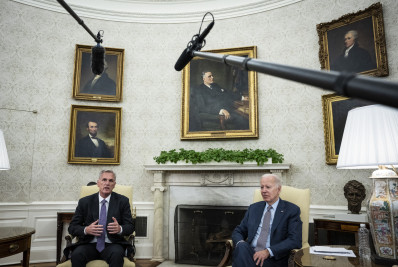 Democratas e republicanos retomam negociações para evitar calote do governo dos EUA