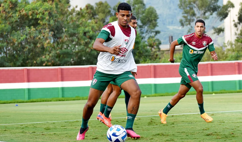 Com testes no Flamengo e no Inter, Kauã Elias revela como escolheu o Fluminense: 'Foi Deus'