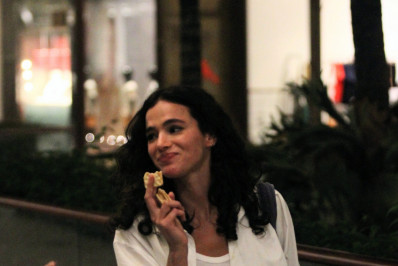 Bruna Marquezine esbanja beleza natural ao deixar gravação em shopping no Rio