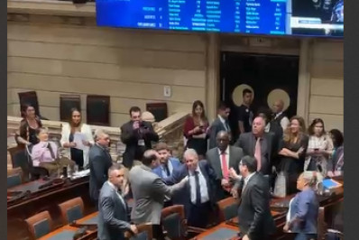 Carlos Bolsonaro cruza o plenário da Câmara para encarar Edson Santos