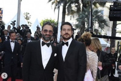 Marco Pigossi posa ao lado do namorado no Festival de Cannes