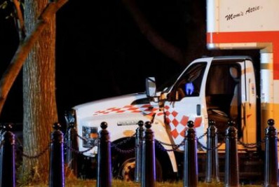 Motorista joga caminhão em barreira de segurança perto da Casa Branca e é preso