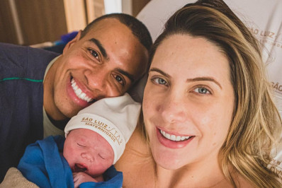 Thiago Oliveira se derrete com fotos da filha recém-nascida