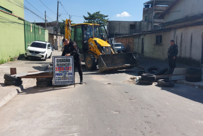 PM retira cerca de 14 toneladas de barricadas colocadas por criminosos na Chatuba