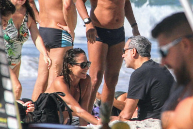 Andrea Beltrão curte dia de praia com o marido na Zona Sul do Rio