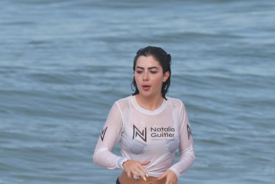 Após treino de futevôlei, Jade Picon se refresca no mar da Barra da Tijuca