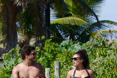 Lidi Lisboa passeia com o namorado em praia no Rio